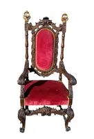 Paire de fauteuils anciens en noyer sculpté