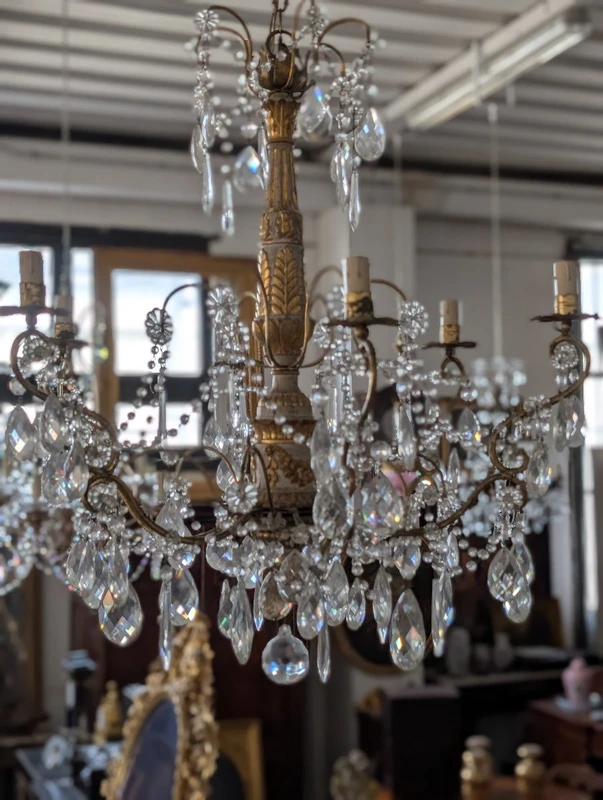 Lampadario genovese in legno intagliato e dorato, XVIII secolo con cristalli, prima metà 900