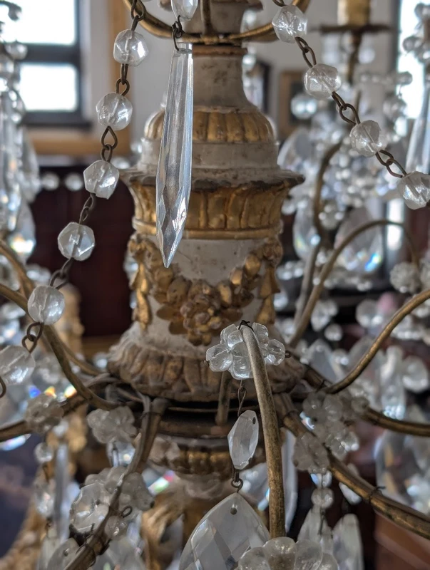 Lampadario genovese in legno intagliato e dorato, XVIII secolo con cristalli, prima metà 900