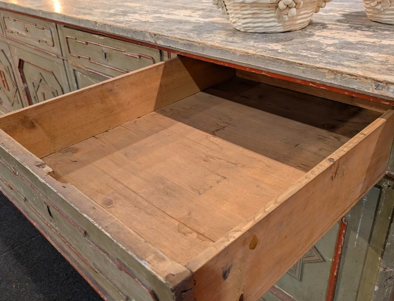 Bancone a credenza fine 800 laccata con simbolo alchemico e farmaceutico