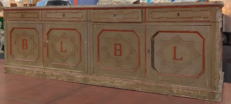 Bancone a credenza fine 800 laccata con simbolo alchemico e farmaceutico