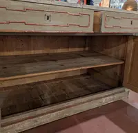 Bancone a credenza fine 800 laccata con simbolo alchemico e farmaceutico