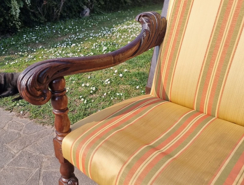 Original fauteuil en noyer sculpté à la main du 17e siècle