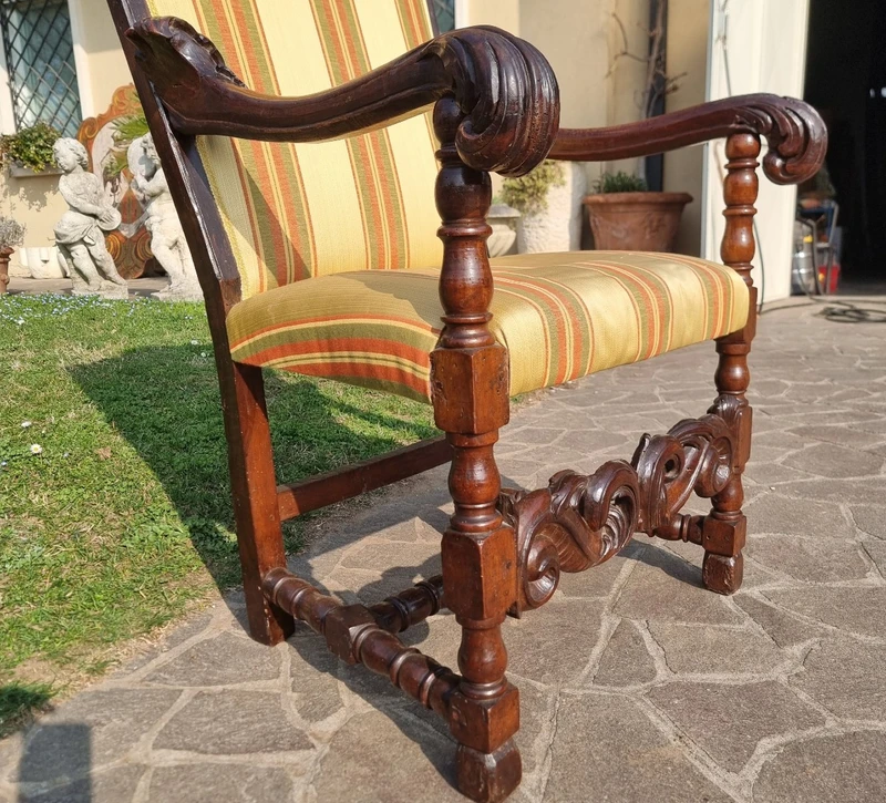 Original fauteuil en noyer sculpté à la main du 17e siècle