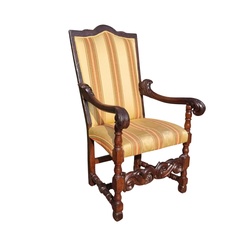 Original fauteuil en noyer sculpté à la main du 17e siècle