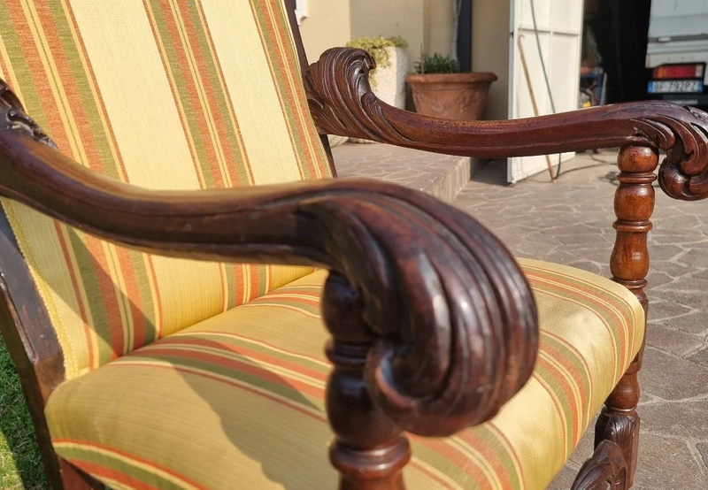 Original fauteuil en noyer sculpté à la main du 17e siècle