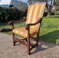 Original fauteuil en noyer sculpté à la main du 17e siècle