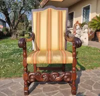 Original fauteuil en noyer sculpté à la main du 17e siècle