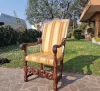 Original fauteuil en noyer sculpté à la main du 17e siècle