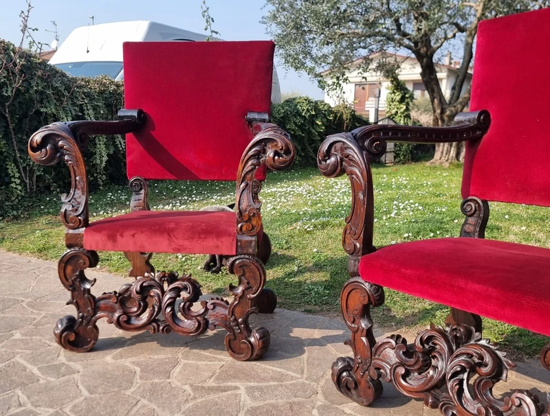 Coppia di troni dell’800 noce intagliato a mano