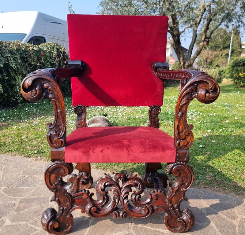 Coppia di troni dell’800 noce intagliato a mano