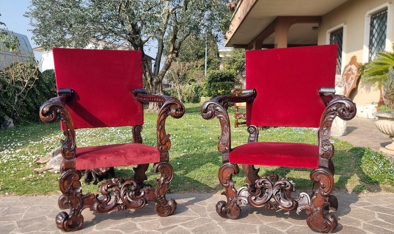 Coppia di troni dell’800 noce intagliato a mano