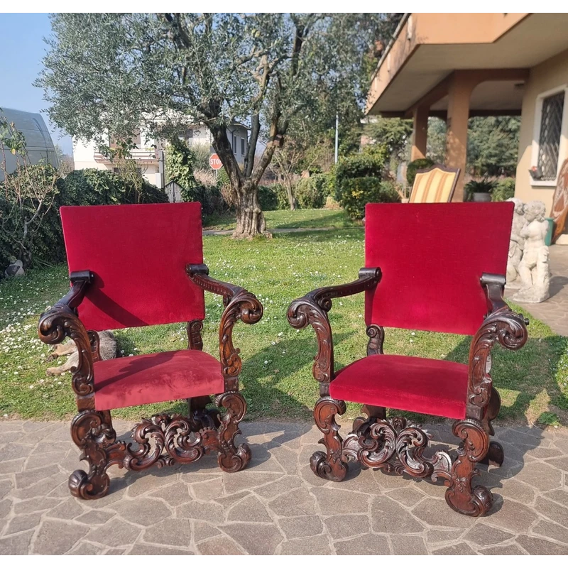 Coppia di troni dell’800 noce intagliato a mano