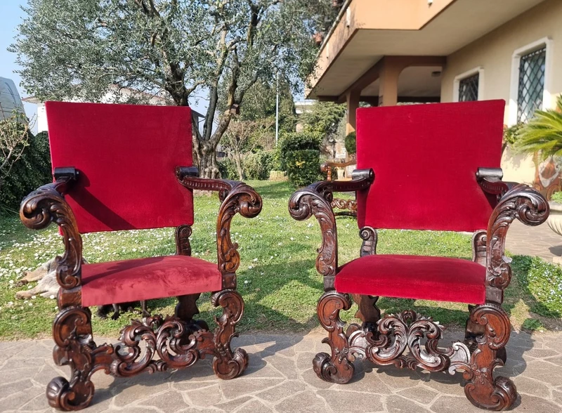 Coppia di troni dell’800 noce intagliato a mano