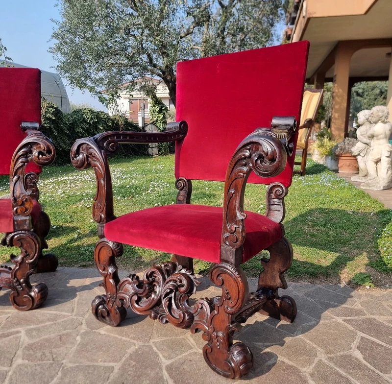 Coppia di troni dell’800 noce intagliato a mano
