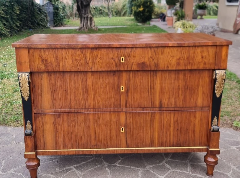 Cassettone Impero 1820 noce lastronato Lago di Garda