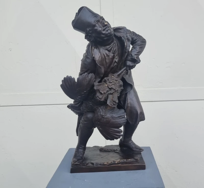 Scultura in bronzo '900 Prete che strangola un tacchino firmato