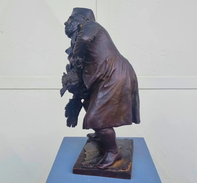 Scultura in bronzo '900 Prete che strangola un tacchino firmato