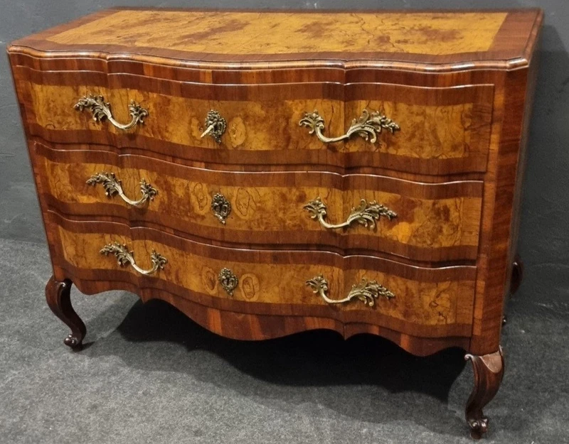 Cassettone Emiliano del ‘700 in legno di noce e olivo