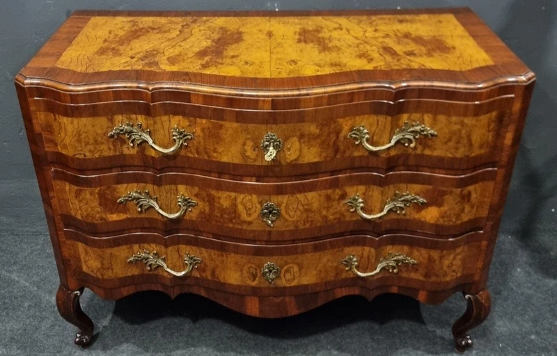 Cassettone Emiliano del ‘700 in legno di noce e olivo