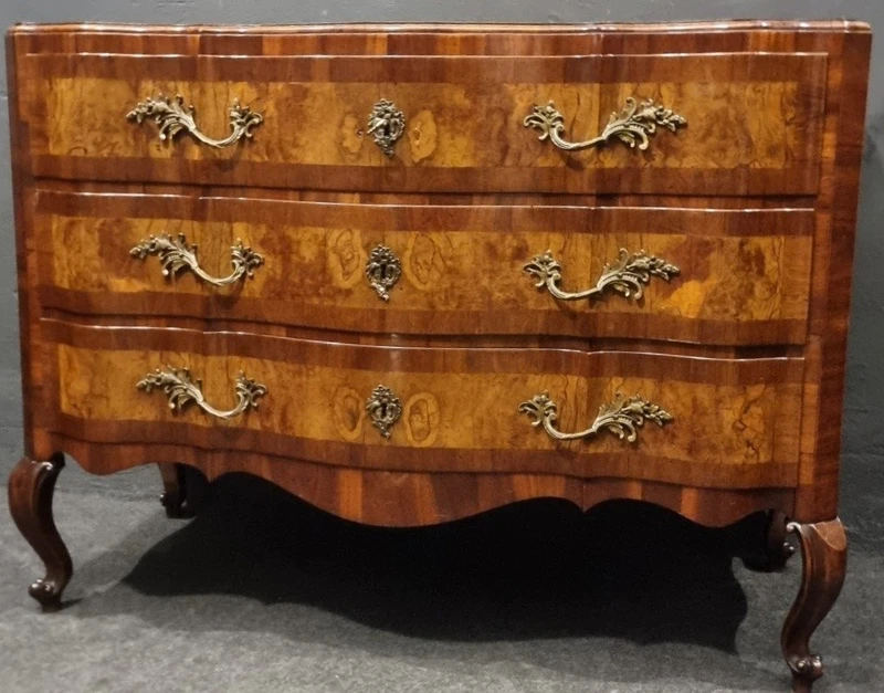 Cassettone Emiliano del ‘700 in legno di noce e olivo