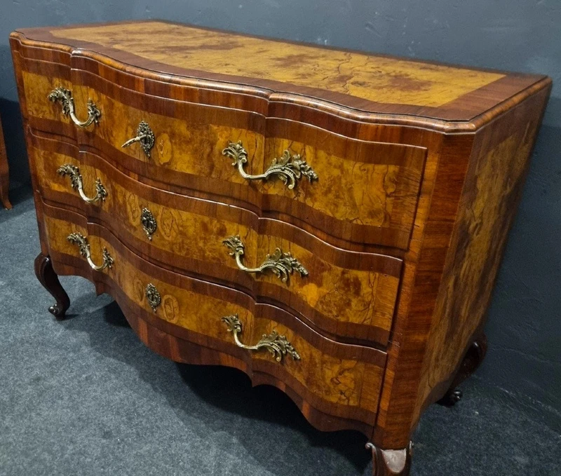 Cassettone Emiliano del ‘700 in legno di noce e olivo