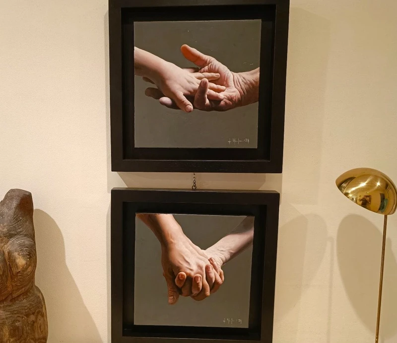 Context Art Miami Olio su tela” Hands of my Sun ”  al confine con l’iperrealismo