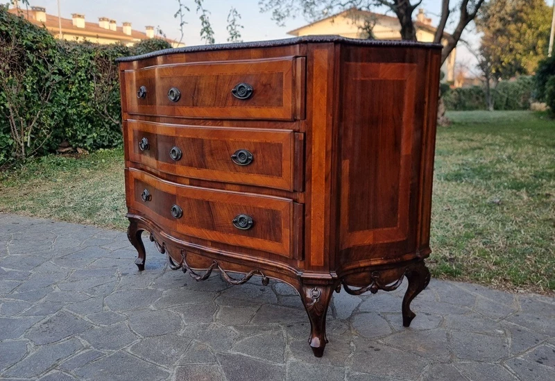 Commode vénitienne du XIXe siècle en noyer avec incrustations de palmiers