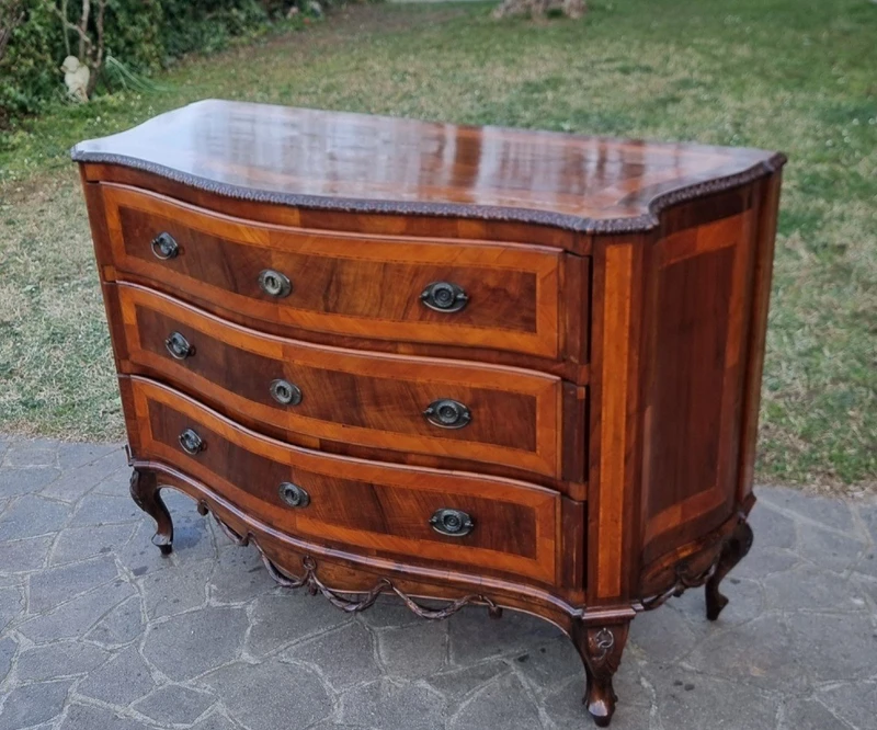 Commode vénitienne du XIXe siècle en noyer avec incrustations de palmiers