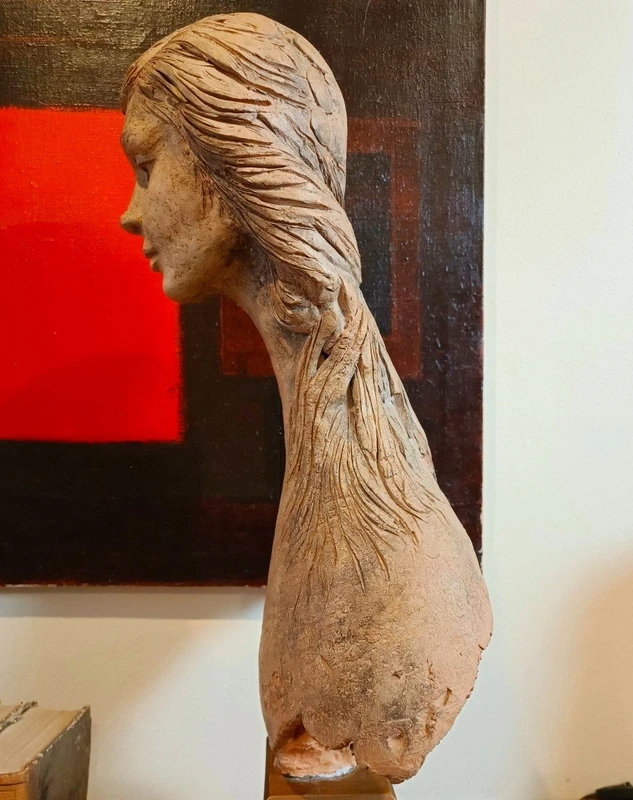 1976 Sculpture féminine en terre cuite : un chef-d'œuvre de Vincenzo Brunetti