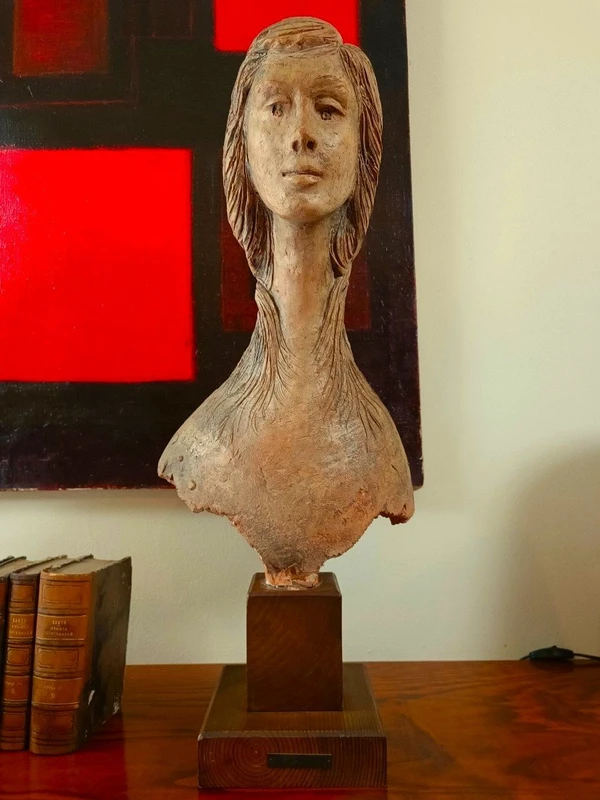 1976 Sculpture féminine en terre cuite : un chef-d'œuvre de Vincenzo Brunetti
