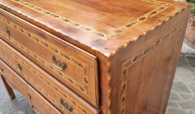 Commode Direttorio en noyer vicentin du XVIIIe siècle avec incrustations de cerisier