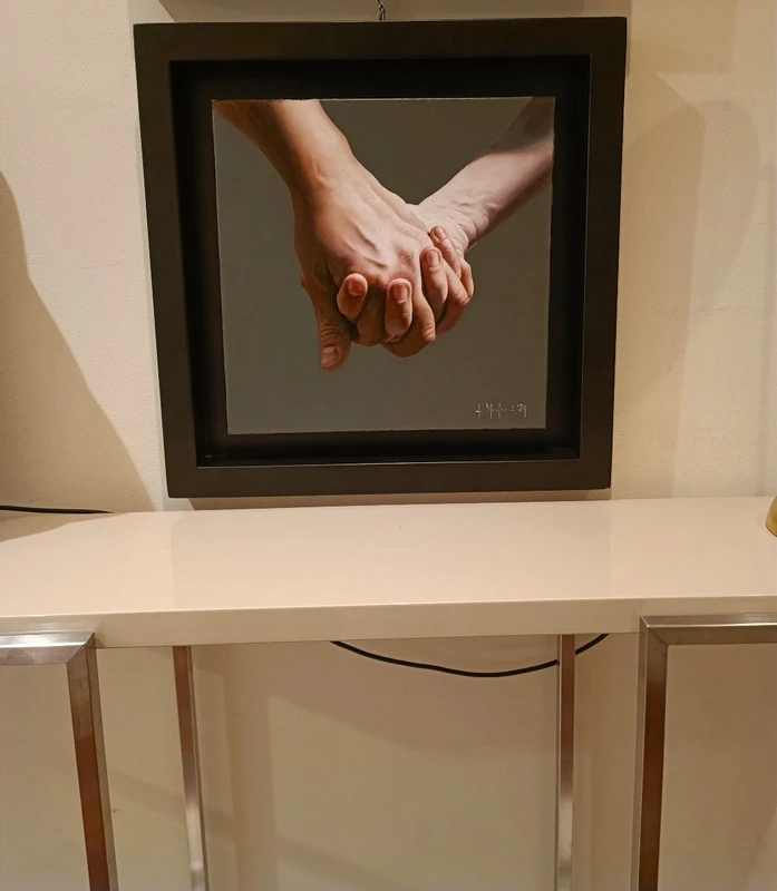 Olio su tela” Hold me ” di Filippo Manfroni al confine con l’iperrealismo Context Art Miami