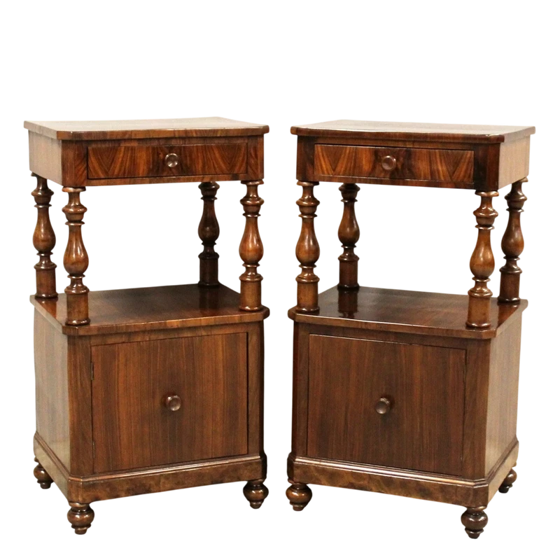 Paire de tables de chevet anciennes Louis Philippe en noyer du 19ème siècle