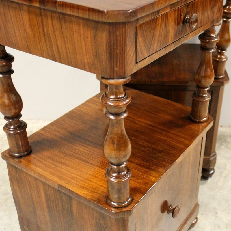 Paire de tables de chevet anciennes Louis Philippe en noyer du 19ème siècle