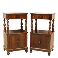 Paire de tables de chevet anciennes Louis Philippe en noyer du 19ème siècle