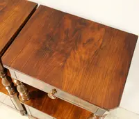 Paire de tables de chevet anciennes Louis Philippe en noyer du 19ème siècle