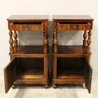 Paire de tables de chevet anciennes Louis Philippe en noyer du 19ème siècle