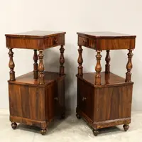 Paire de tables de chevet anciennes Louis Philippe en noyer du 19ème siècle