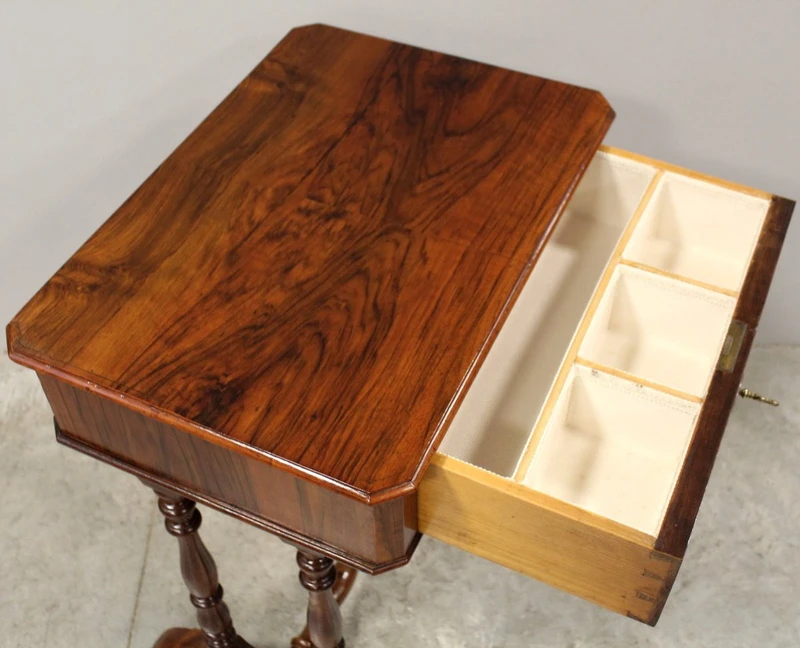 Antica tavolino Luigi Filippo in noce 19°secolo