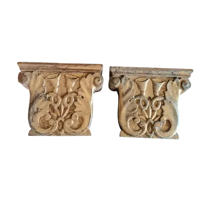 Antica coppia di fregi dorati in legno intagliato