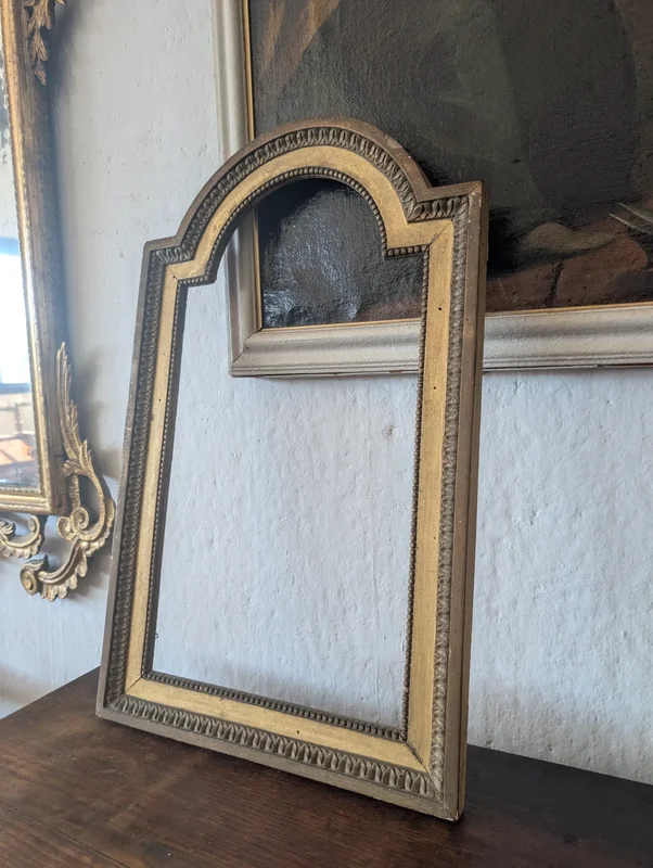 Gilt wood frame with ribbed cyma