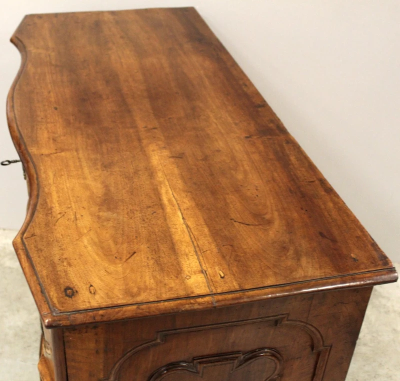 Commode ancienne en noyer 17ème siècle