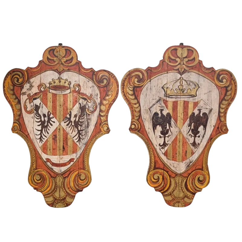 Coppia di scudi lignei nobiliari dipinti del ‘900