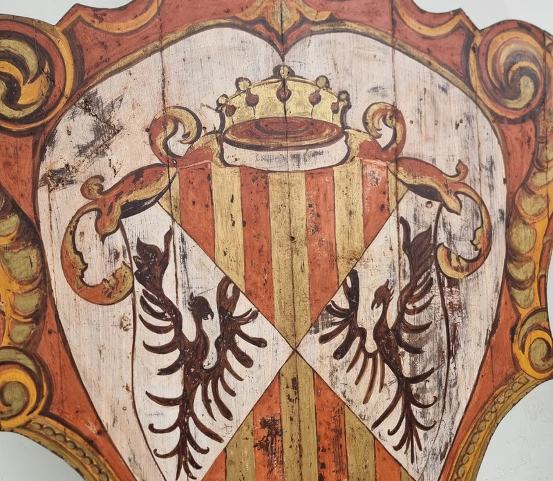 Coppia di scudi lignei nobiliari dipinti del ‘900