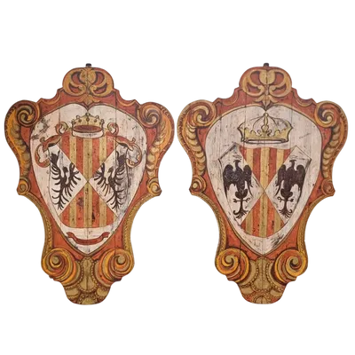 Paire de boucliers aristocratiques en bois peint du 20e siècle