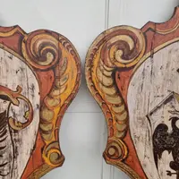 Coppia di scudi lignei nobiliari dipinti del ‘900