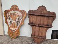 Coppia di scudi lignei nobiliari dipinti del ‘900