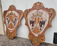 Coppia di scudi lignei nobiliari dipinti del ‘900