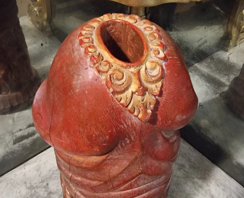 Scultura fallica balinese in legno intagliato del 1920